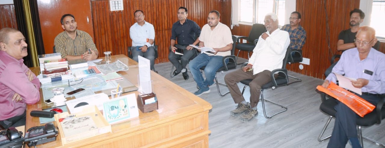 Pilgrimage priests met Commissioner Garhwal Division regarding transfer of land in Shri Kedarnath Dham