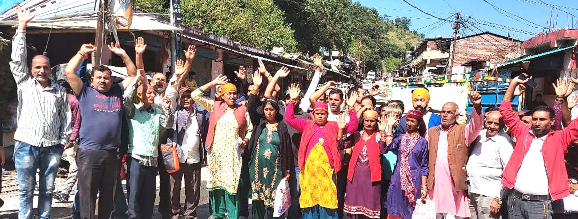 Area residents protested strongly against the negligence of hospital staff