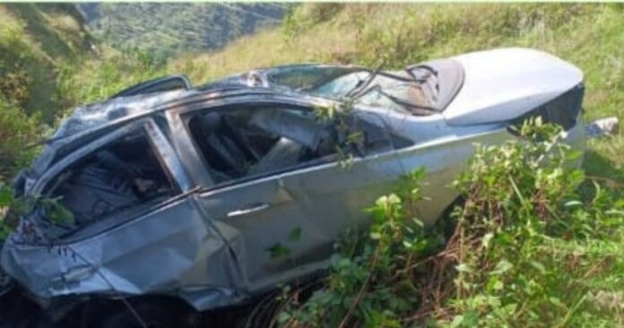 Car falls into ditch, many children including teacher injured