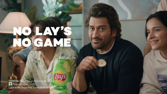  Dhoni gives surprise home visit to fans for Lay's new campaign 'No Lay's, No Game'