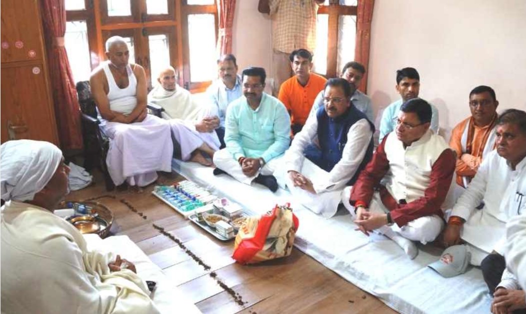 CM visited the residence of former minister Puran Chandra Sharma and consoled the family.