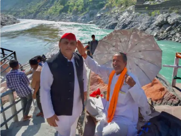 Former CM Akhilesh Yadav reached Devprayag with his family to take bath at Sangam on Dussehra.