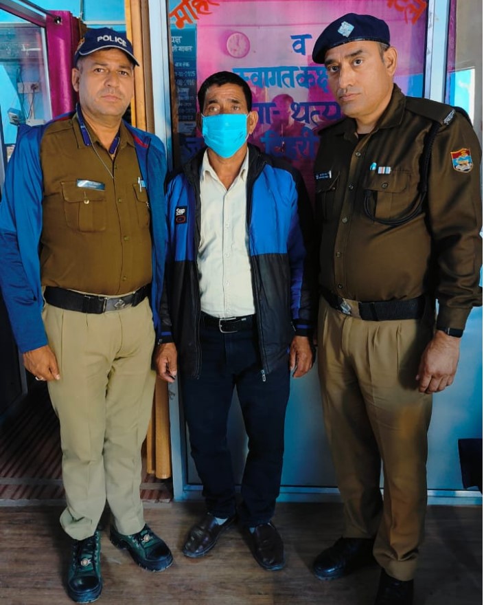 The absconding person carrying a reward of Rs 1500 was arrested by Thatyud police station.