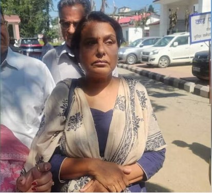 Loot worth lakhs from female accountant