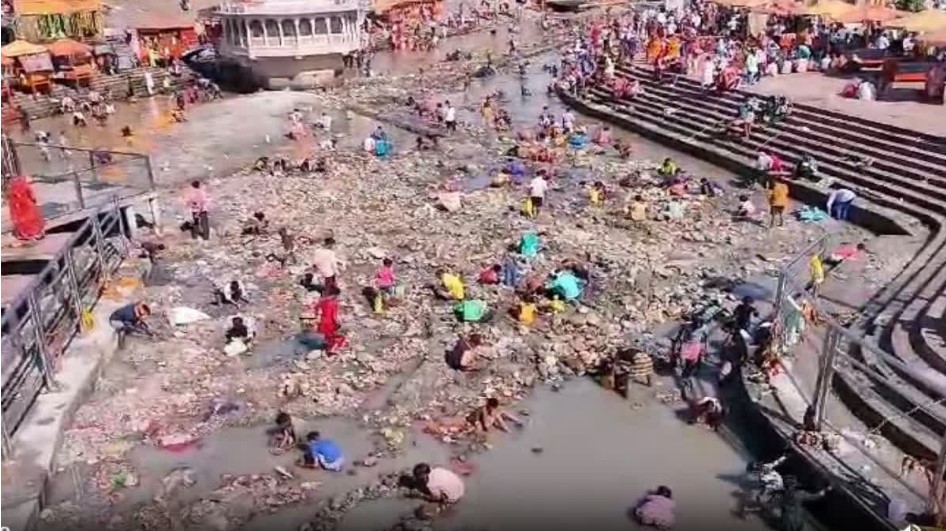 Due to the closure of Ganga canal, the devotees coming to take bath in Har Ki Paidi are troubled and demand from the administration to provide Ganga water.