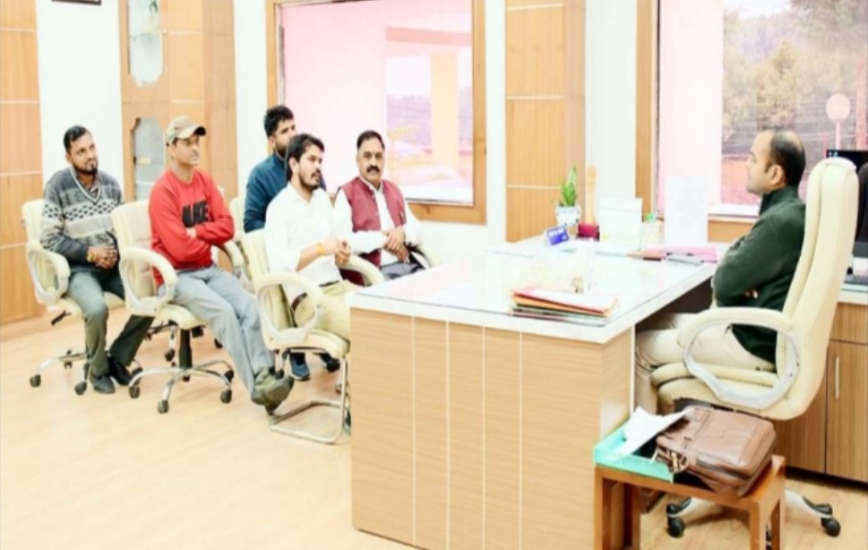 Nainbagh Mandal President Rajesh Sajwan met Tehri District Magistrate and informed him about the problems of the area.