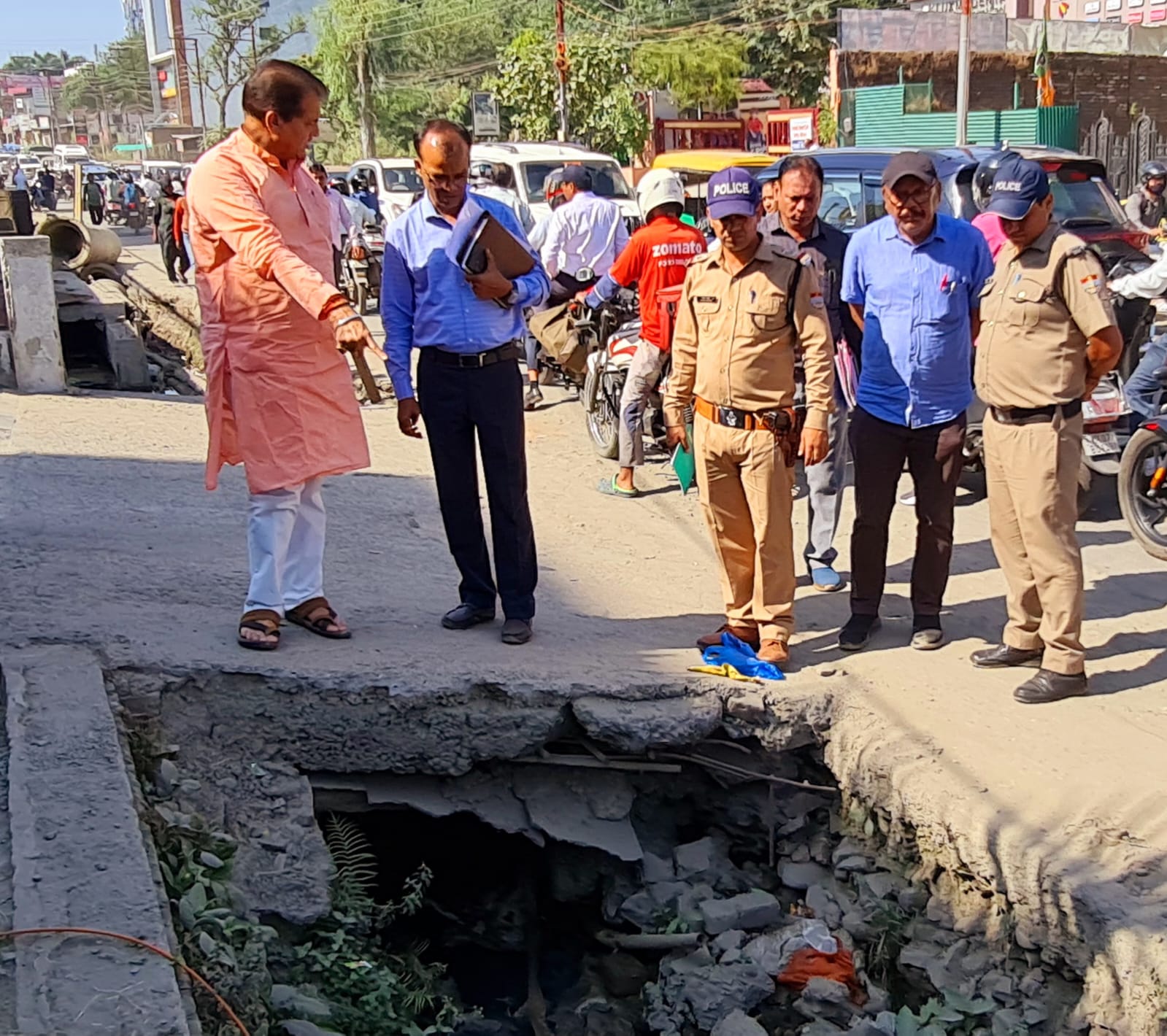 Cabinet Minister Dr. Premchand Aggarwal gave instructions to complete the drain and footpath construction work.