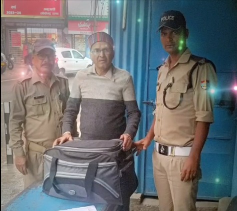 The bag full of Rs 1.5 lakh returned by the head constable of Tehri Police presented an example of honesty.