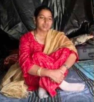 Boyfriend refuses to marry, girlfriend sits on protest outside the house