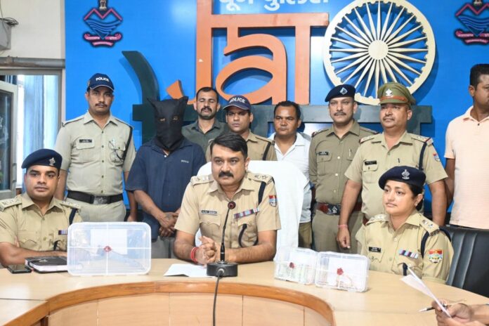 Man who robbed woman of jewelery and cash worth lakhs at knife point arrested