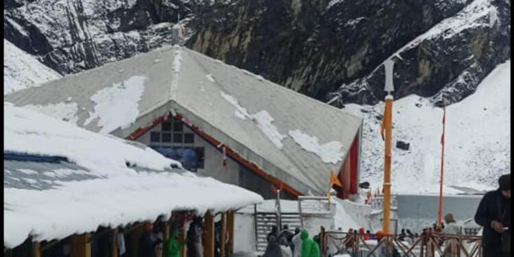 Up to four inches of snow in Hemkund Sahib