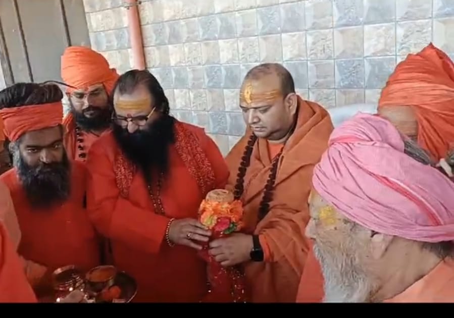 When the holy stick reached Shyampur, the devotees along with the saints welcomed it by showering flowers.