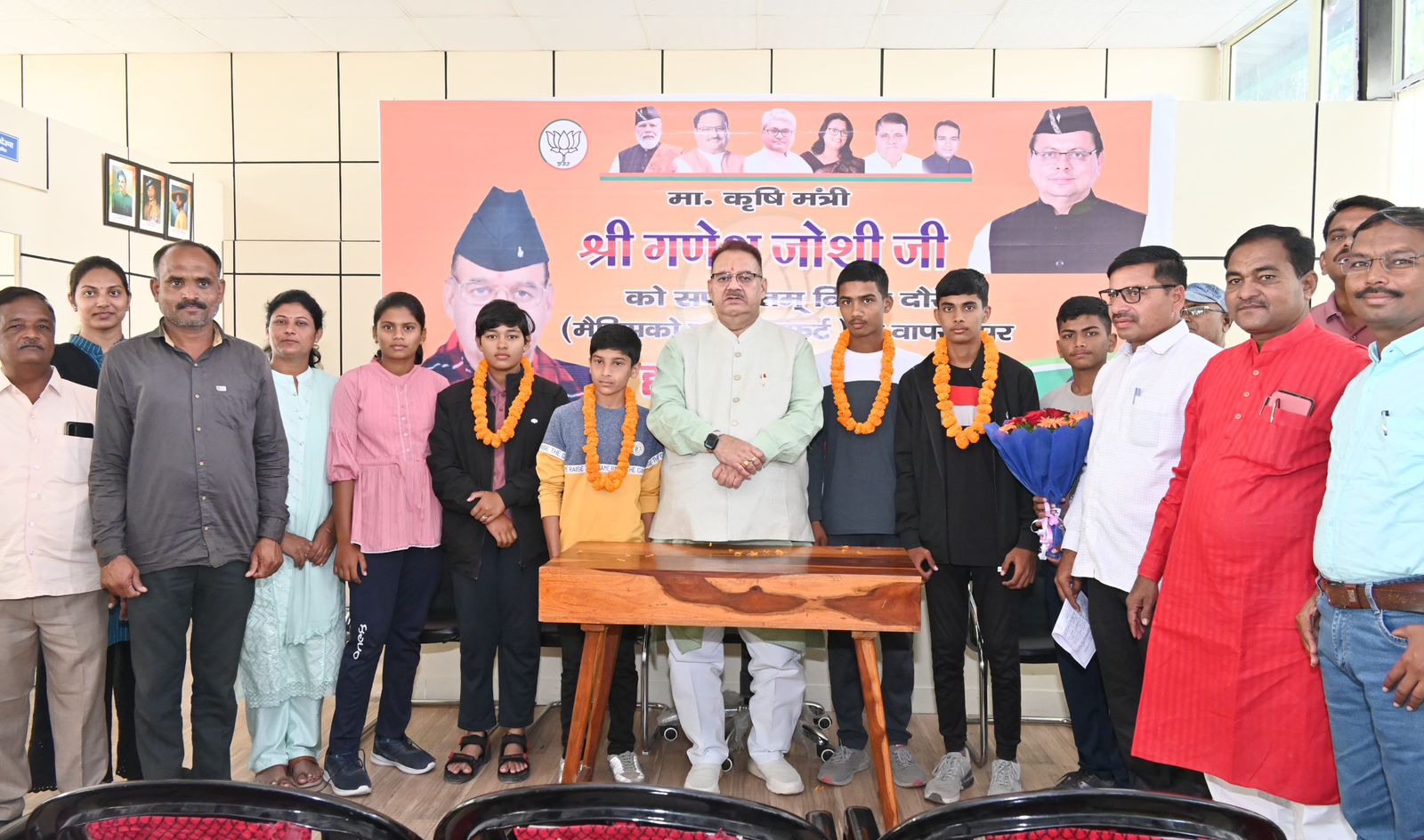 Archery players from Maharashtra met Minister Joshi