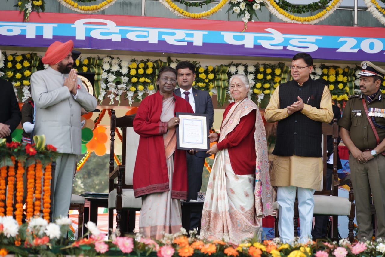A grand event of State Foundation Day was organized at Police Line, Dehradun in the presence of President Draupadi Murmu.