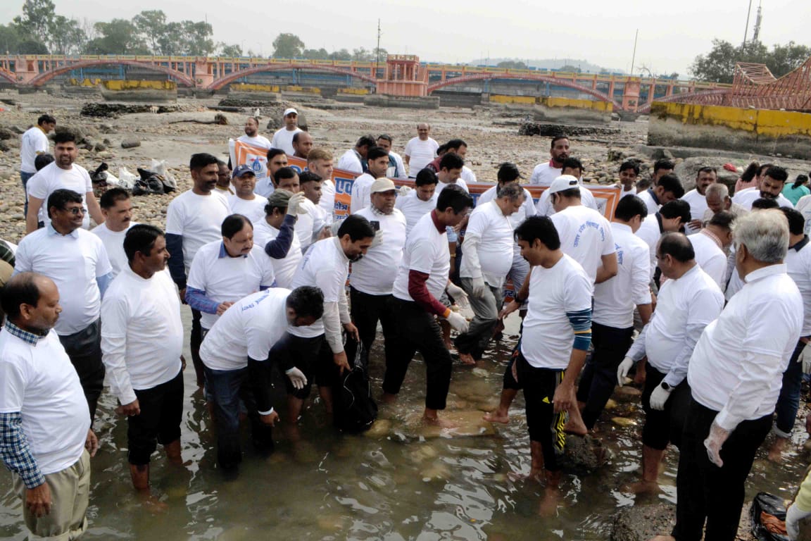Irrigation and Water Resources Department, UP conducted cleanliness campaign in Har Ki Paidi and its surrounding areas.
