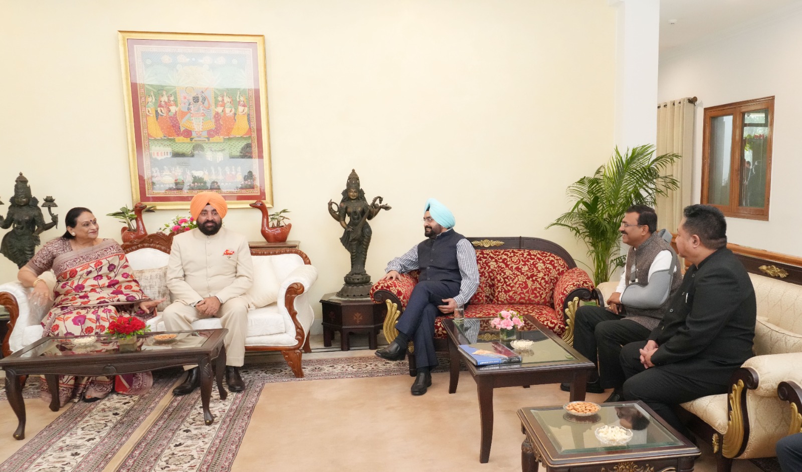 Senior officials of the state met the Governor