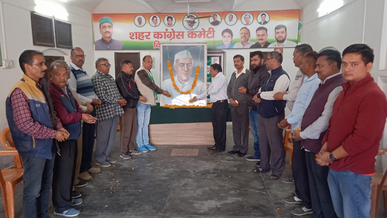 Congress workers paid tribute to the first Prime Minister Pandit Jawaharlal Nehru on his birth anniversary.