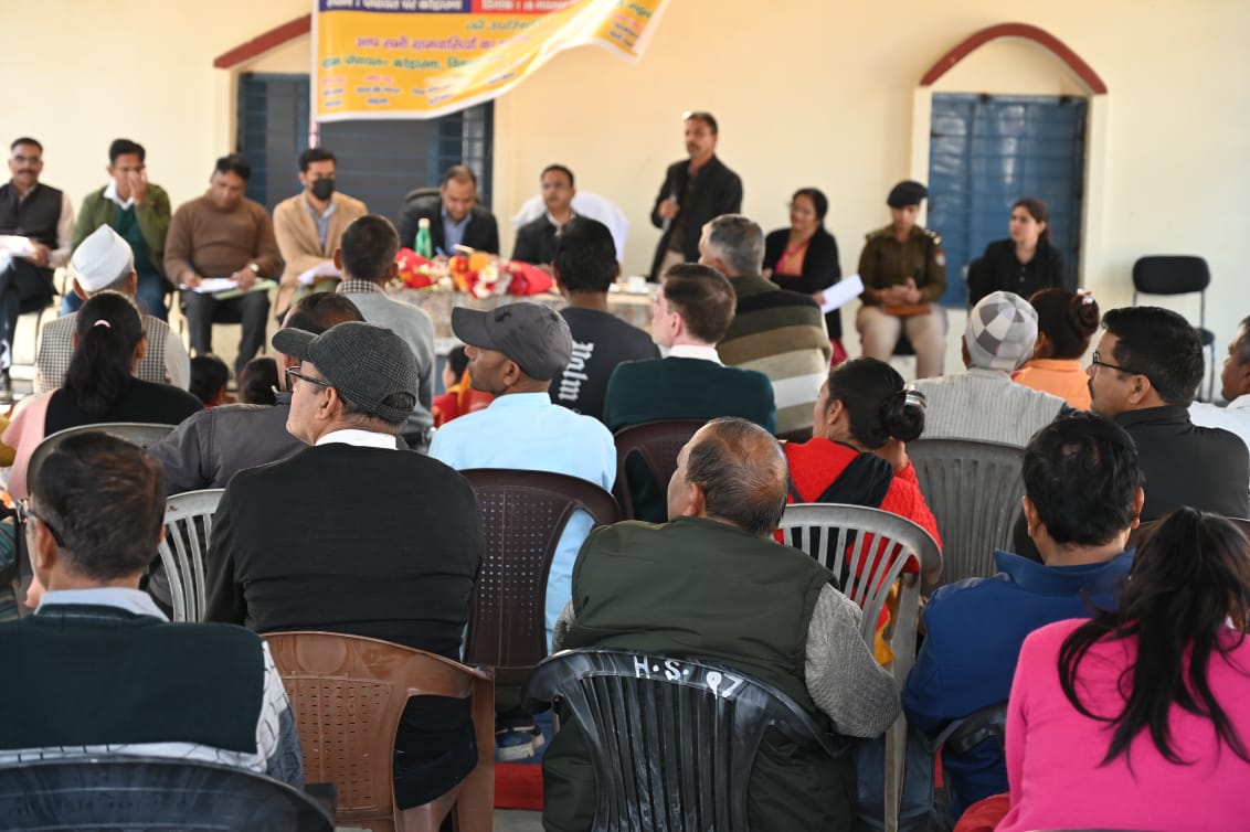 Principal Secretary Sudhanshu listened to people's problems by setting up a chapel in Kodarna village of Narendranagar block.