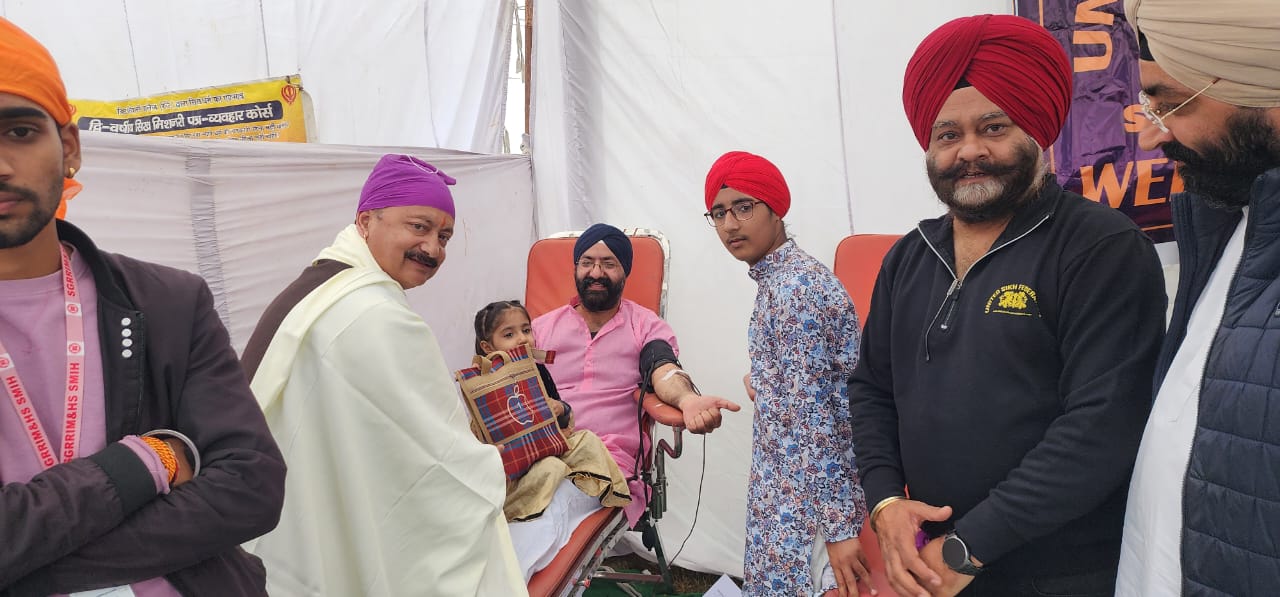 On the 554th Prakash Parv of Guru Nanak Dev, Karan Mahara reached Race Course Gurudwara and congratulated the Sangat.