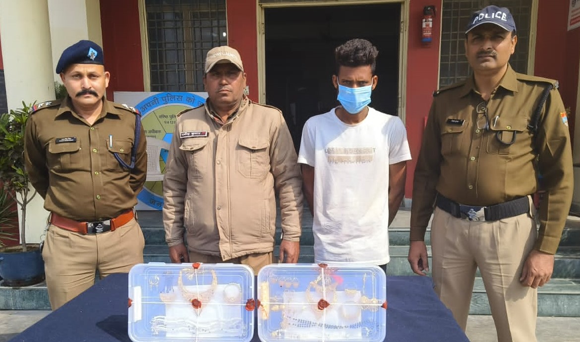 Police recovered jewelery worth Rs 10 lakh while uncovering the theft.
