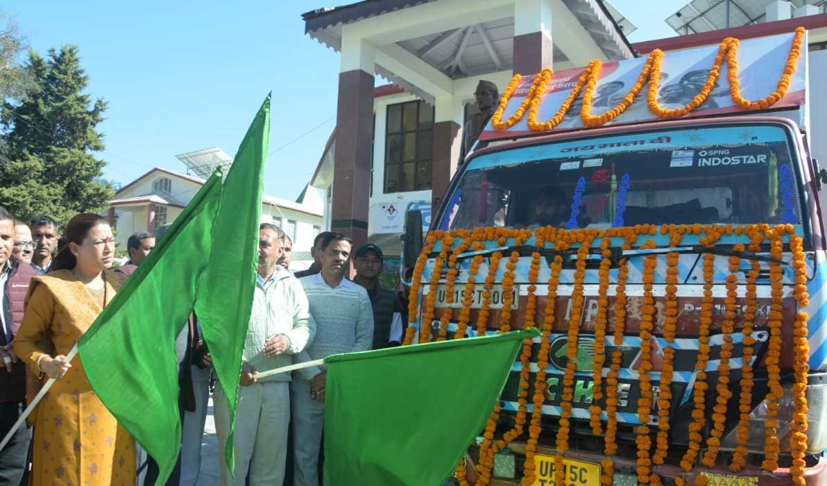 Rekha Arya flagged off vehicles of Vikas Bharat Sankalp Yatra