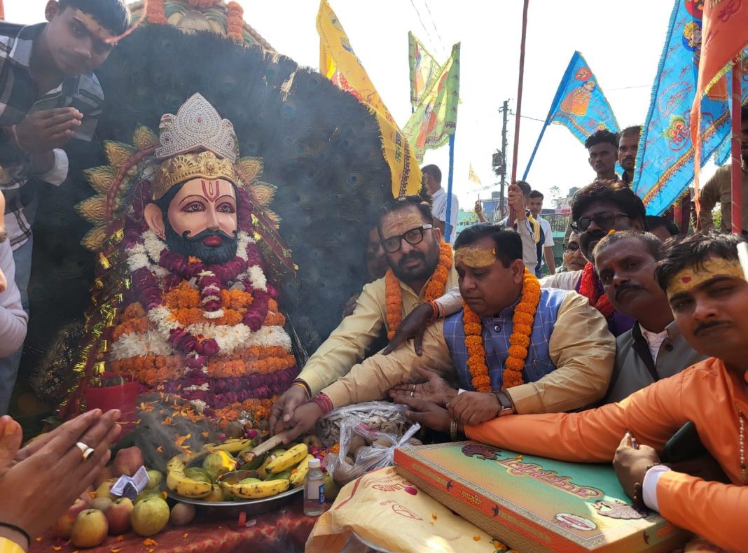 Shri Khatu Shyam Seva Samiti took out a grand Nishan Yatra. Hundreds of devotees participated in the yatra.