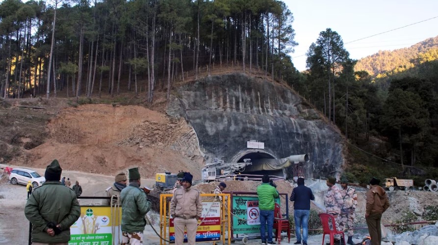 Not 40 but 41 workers are trapped in the tunnel.