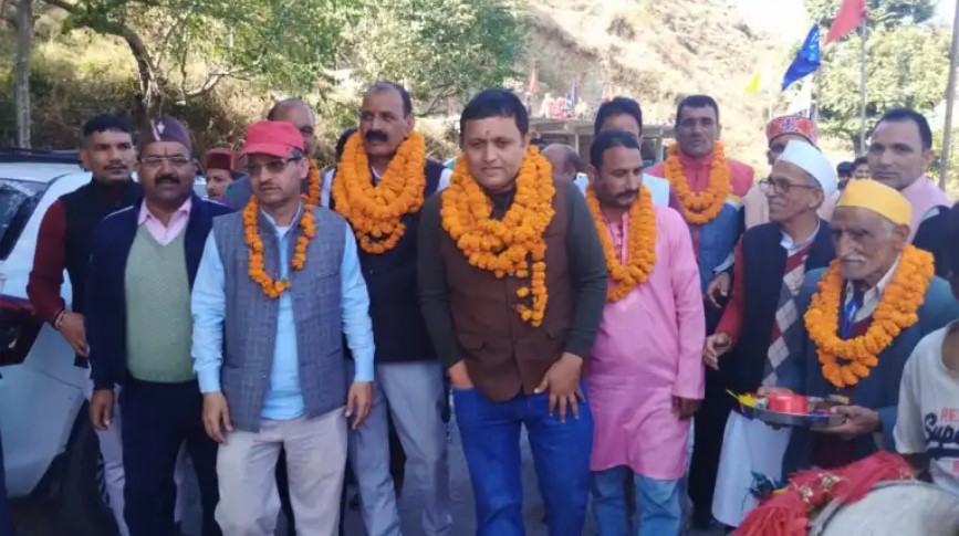 On the fifth day, District Panchayat member Kavita Rauchela and Congress leader Dr. Virendra Singh Rawat organized a cricket competition.