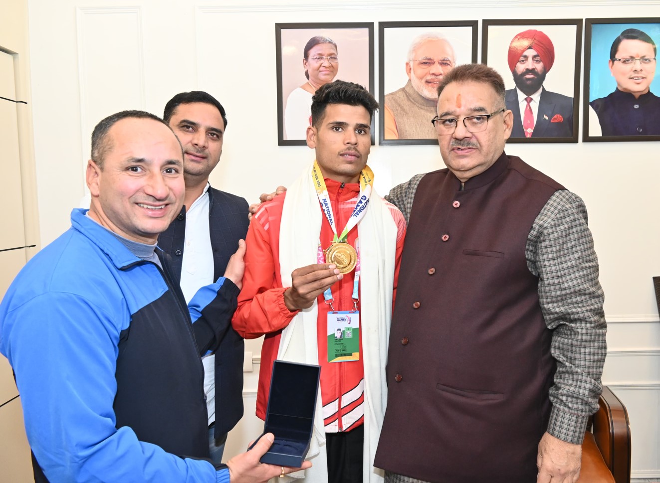 ﻿ Ankit Kumar, who won gold medal in the race, met Minister Joshi.