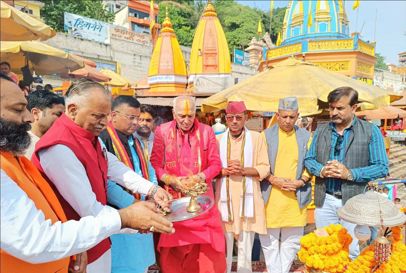 VHP officials and saints worshiped the Akshat Kalash which reached Haridwar from Ayodhya at Harki Paidi.