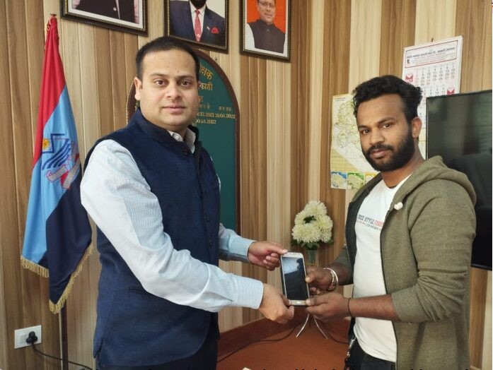 Police recovered lost mobile phones worth Rs 10 lakh