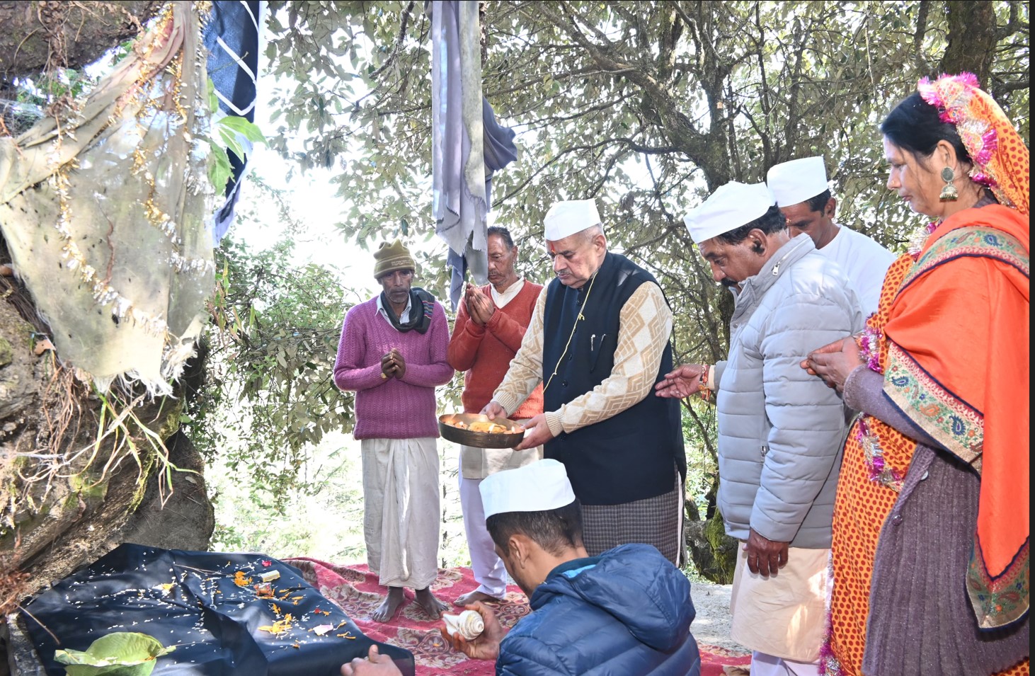 Cabinet Minister Ganesh Joshi, who reached Didihat, worshiped Kuldevi and wished for the happiness and prosperity of the people of the state.