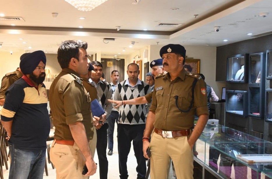 Reliance Jewelery Showroom Robbery Case: The car used in the crime was looted from Agra.