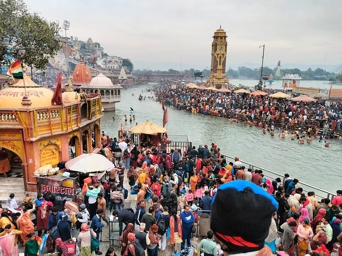 Lakhs of devotees took bath in Ganga on Kartik Purnima.