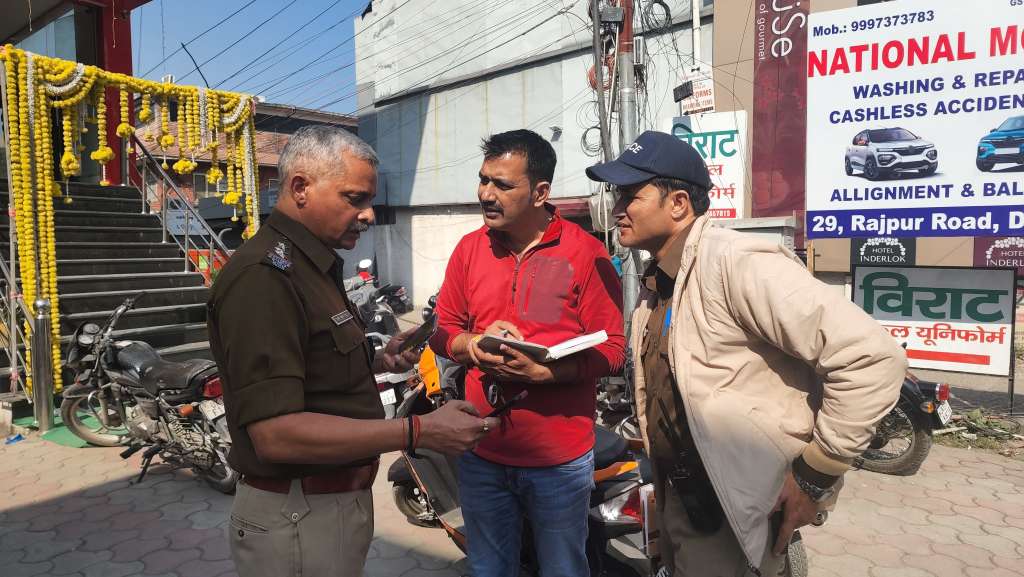 Robbery from Reliance Jewelers in broad daylight in Doon