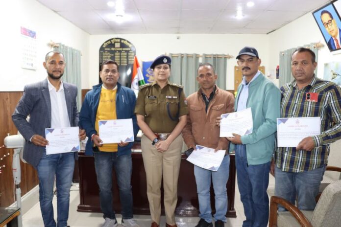 9 people who cooperated with the police in a road accident were honored