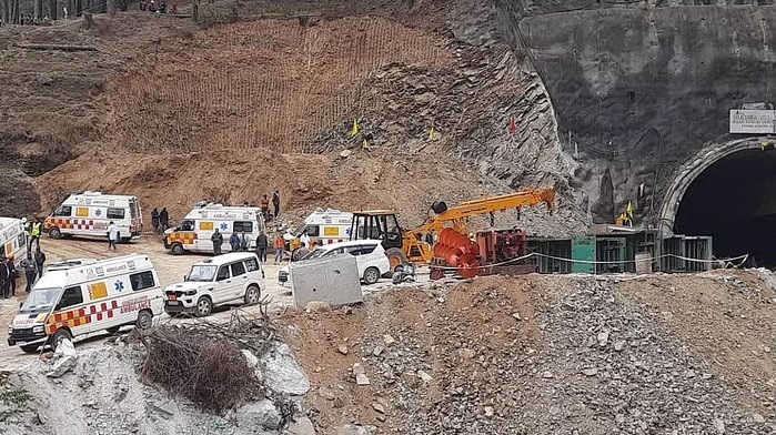 Tunnel accident: Good news, pipe broke, rescue possible in few hours