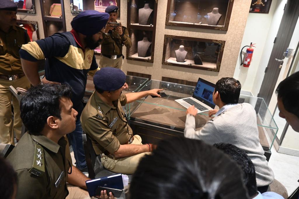 Police get clues in the robbery case at Reliance Gold Shops