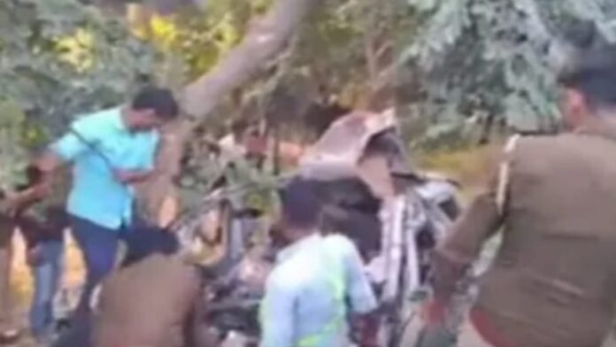 Four people of the same family died after colliding with a car coming from the opposite direction.