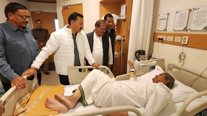 Former CM Harish Rawat admitted to hospital after ill health