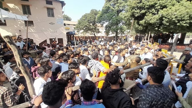 ABVP and Aryan organization clashed with you, lathicharge took place