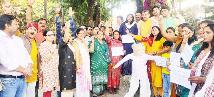 People upset over CM Nitish's abusive language, burnt effigy