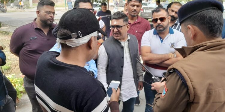 Two businessmen kicked and punched each other for killing a dog, both of their heads got injured
