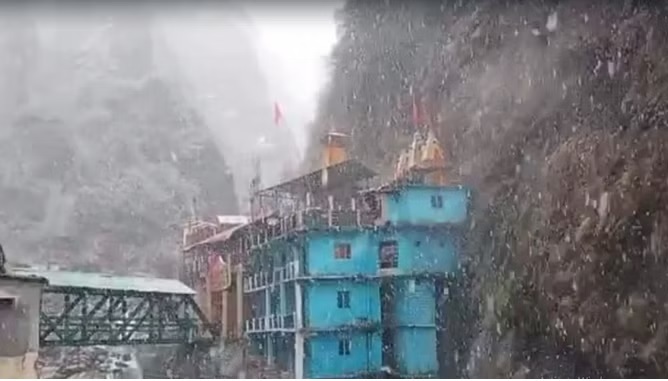 Snowfall in Yamunotri and surrounding areas