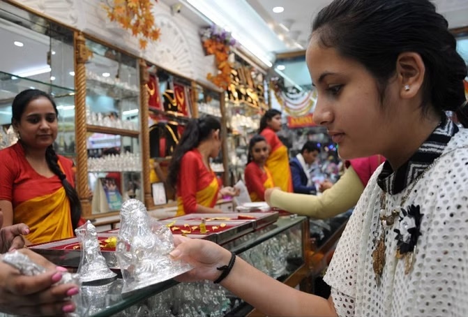 Diwali celebrations begin with Dhanteras shopping