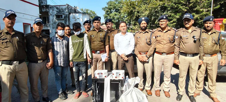 Theft in showroom revealed, two accused arrested, cash recovered