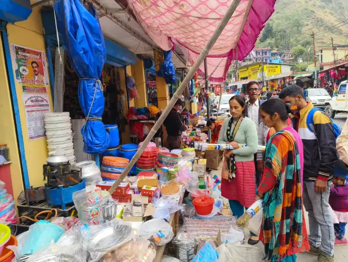 Markets decorated on Dhanteras, Deepawali in Nainbagh, shopping is going on in full swing