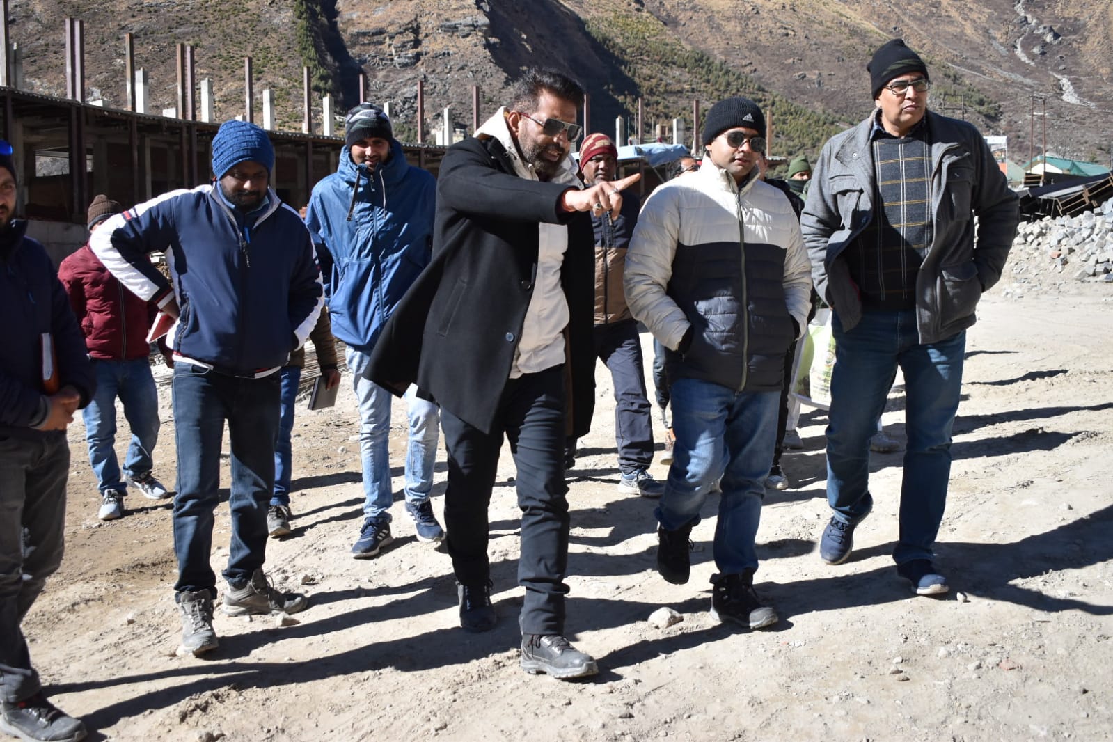 Despite the severe cold, reconstruction work continues at a fast pace in Badrinath Dham.