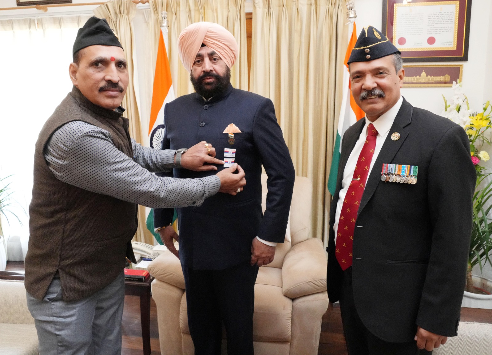 The Governor, while contributing money to the Armed Forces Flag Fund, called upon the people of the state to also contribute.