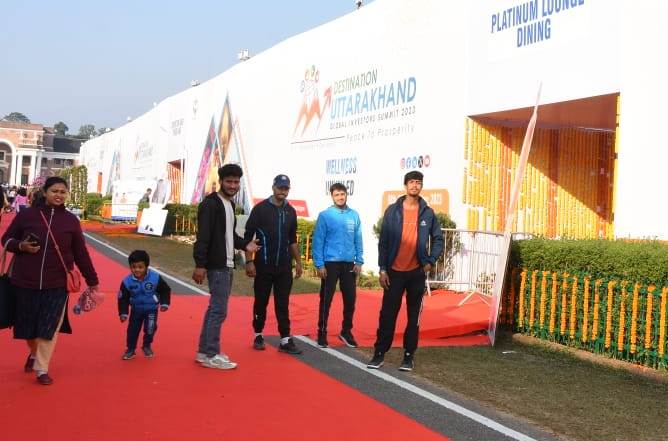 Students and general public reached the exhibition area of ​​Investors Summit in large numbers on Sunday.